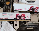 Pamięć RAM, co to? Moduły JUHOR DDR4 z anime girl na radiatorach, zamontowane na płycie głównej.