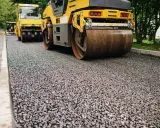 Walec drogowy zagęszcza świeżo położoną nawierzchnię. To praca, która wymaga precyzji, by pospółka tworzyła trwałą drogę.