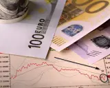 Euro banknoty i wykres giełdowy. Czyżby nadgodziny w niedzielę?