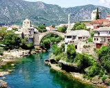 Mostar, Bośnia i Hercegowina: Stary Most i rzeka Neretwa. Planujesz podróż? Sprawdź bośnia i hercegowina zasady wjazdu.