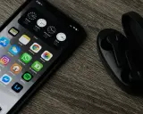 Chcesz wiedzieć, jak zaktualizować iPhone? Na ekranie widać ikony aplikacji, zegary i słuchawki.