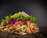 Saftiger Döner mit Fleisch, Salat, Tomaten, Gurken und Rotkohl. Perfekt, um Kebab selber machen zu lernen!
