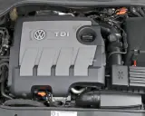 Silnik TDI 1.6. Zastanawiasz się, 1.6 tdi ile oleju potrzebuje? Widok komory silnika VW z widocznym korkiem wlewu oleju.