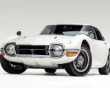 Weißer Toyota 2000GT, ein ikonischer Sportwagen. Der Toyota 2000GT Preis ist hoch, aber die Investition lohnt sich für dieses Meisterwerk.