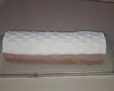 Un biscuit croustillant pour entremet, avec un décor en relief, est présenté dans un plat en verre.