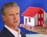 Hombre con traje mira una maqueta de casa roja y blanca, sugiriendo decisiones sobre arrendamientos de temporada.