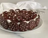 Torta Pan di Stelle decorata con biscotti, crema e briciole di cioccolato. Un dolce stellare!
