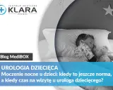 Chłopiec śpi głęboko, otoczony pluszakami. Temat: twardy sen a moczenie nocne u dzieci.