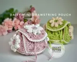 Dos bolsitas de ganchillo para regalos, una rosa y otra verde, decoradas con flores de ganchillo.