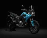 Niebieski motocykl sportowy Morbidelli TSX 525, idealny na trasy A2, z wysoką szybą i terenowymi oponami.