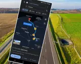 Trasa z Bydgoszczy do Łodzi na mapie Google, czas przejazdu 3h 54 min. W tle droga i krajobraz Polski.