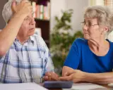 Zmartwieni seniorzy liczą pieniądze, martwiąc się o minimalną emeryturę w Polsce.