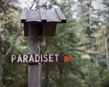 En skylt pekar mot paradisets naturreservat.
