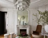 Salotto parigino con dettagli in stucco e specchio, in un elegante stile haussmann.