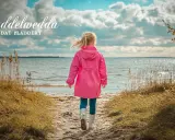 Dziewczynka w różowej kurtce Schmuddelwedda idzie brzegiem morza. To firma, która tworzy ubrania na każdą pogodę.