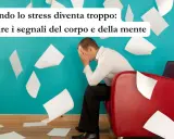 Uomo stressato in poltrona rossa, circondato da fogli volanti. Impara a gestire lo stress, non parlare lentamente cause.