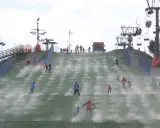 Na zielonych, sztucznych stokach narciarskich w Polsce, z wyciągami krzesełkowymi w tle, bawią się narciarze i snowboardziści.