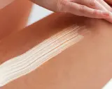 Application d'une crème sur la peau, révélant les céramides bienfaits pour une peau hydratée et souple.
