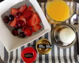 Frukost med chiapudding, bär, apelsinjuice och ett kokt ägg. En burk Bourbon Vanilla visar hur mycket vaniljpulver motsvarar en vaniljstång.