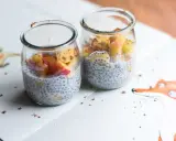 Dwa słoiczki z puddingiem chia i owocami. Pyszny sposób na nasiona chia jak jeść.