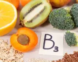 Fruits, légumes et céréales illustrant les vitamine b3 bienfaits. Orange, kiwi, abricot, brocoli, flocons d'avoine, sarrasin.