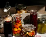 Här är en samling konserverade godsaker, redo att njutas. Att sterilisera glasburkar är nyckeln till att bevara dessa smaker.