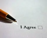 Długopis zbliża się do pola wyboru obok napisu "I Agree". To może być część testu B1 English.