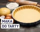 Mąka do kruchego ciasta, jajka, ciasto i wałek do tarty. Idealne składniki na pyszne wypieki.