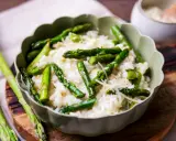 Cremiges Risotto mit frischem Spargel und Parmesan, ein Frühlingsgenuss.