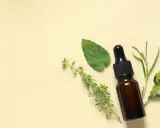 Flacon d'huile essentielle, menthe, thym et romarin, pour soulager la toux sèche.
