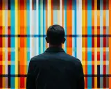 Uomo osserva un'opera d'arte astratta con strisce colorate. Il **parallelismo figura retorica** si ritrova nelle ripetizioni cromatiche e geometriche.