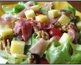Salade fraîche avec jambon cru, dés de fromage, noix et tomates cerises. Une belle entrée auvergnate pour un repas léger.