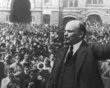 Lenin spricht zu einer jubelnden Menge in Russland, ein entscheidender Moment der Oktoberrevolution.