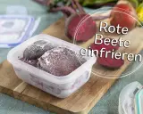 Gefrorene Rote Bete in einem Behälter. So kann man Rote Bete einfrieren und später für Salate verwenden.