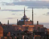 Die Zitadelle von Saladin in Kairo, ein Zeugnis der reichen Kairo Geschichte, mit der Moschee von Muhammad Ali im Abendlicht.