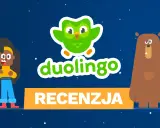 Recenzja aplikacji do nauki języka Duolingo z sową, dziewczynką i niedźwiedziem.