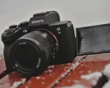 Sony a7s 3 na zimowej ławce, gotowy do uchwycenia zimowych krajobrazów.