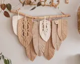 Makramowe pióra, ozdoby ścienne w stylu boho. Różne rodzaje rękodzieła tworzą przytulną atmosferę.