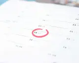 Kalendarz z zaznaczonym 18 dniem miesiąca. Planowanie ile godzin pracy w miesiącu bywa wyzwaniem.