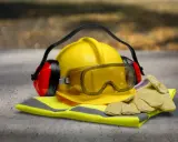 Casco amarillo, gafas protectoras, guantes y orejeras, el equipo de seguridad esencial para un mecánico.