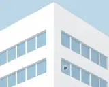 Ein modernes Gebäude mit blauen Fenstern, eines davon mit **broken windows** – ein deutliches Zeichen für eine unerwartete Störung.