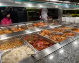En buffé med asiatisk mat, perfekt för en semestermåltid. Läs gärna våra holiday restaurang & bar recensioner för tips!