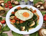 Herzhaftes Gericht mit Baby Spinat, Tomaten, Pilzen und Spiegelei. Perfekt für gesunde Baby Spinat Rezepte.