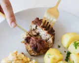 Kotlety mielone przepis babci: soczysty kotlet rozkrajany widelcem, obok ziemniaczki i surówka.