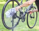 Czyszczenie napędu roweru specjalnym preparatem. Warto wiedzieć, czym czyścić rower, by służył długo.