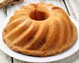 Ciambellone senza uova dorato e soffice, con la sua forma a ciambella, pronto per essere gustato.