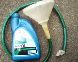 Niebieska butelka oleju Hipol MF GL-3 80W-90, lejek i wąż – idealny zestaw, jaki olej do Fiata 126p.