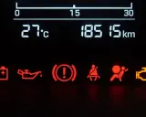 Na desce rozdzielczej Volvo świeci się kontrolka silnika, sygnalizując komunikat: "układ silnika wymagany serwis".