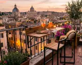 Terrazzo con vista su Roma al tramonto, due aperitivi, stuzzichini e luci soffuse. Perfetto per idee terrazzo romantiche.