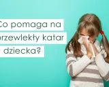 Dziewczynka z chusteczką w dłoniach, jakby czytała wierszyk Jana Brzechwy o katarze. Co pomaga na przewlekły katar u dziecka?